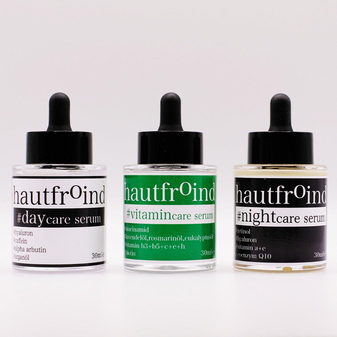 Alt-Text: Hautfroind Daycare, Vitamincare & Nightcare Seren – Rundum-Hautpflege und Gesichtspflege mit Hyaluronsäure, Vitamin C & Retinol. Spendet Feuchtigkeit, schützt vor freien Radikalen & fördert die Regeneration. Für eine strahlende, hydratisierte & glatte Haut – Tag & Nacht. hautfroind Daycare Serum, Hautfroind Nightcare Serum und Hautfroind Vitmaincare Serum stehen frontal vor einem hellen Hintergrund.