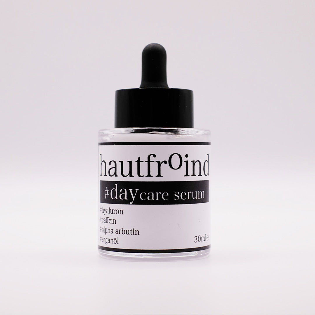 Hautfroind Daycare Serum – feuchtigkeitsspendende Hautpflege für das Gesicht mit Hyaluronsäure, Arganöl & Rosa Damascena Blütenwasser. Stärkt die Hautbarriere, verfeinert den Teint & sorgt für langanhaltende Feuchtigkeit. Leichte, schnell einziehende Gesichtspflege für strahlende Haut. Auf dem Foto ist das Daycare Serum ohne Verpackung.l