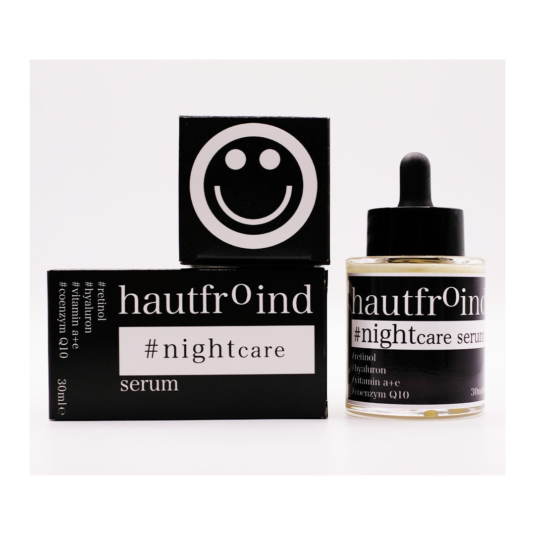 Hautfroind Nightcare Serum – regenerierende Hautpflege und Gesichtspflege mit Retinol, Coenzym Q10 & Hyaluronsäure. Fördert die Zellregeneration, stärkt die Kollagenproduktion & spendet Feuchtigkeit. Nährende Nachtpflege für glatte, erholte & strahlende Haut am Morgen. Das Hautfroind Nightcare Serum ist frontal fotografiert, mittig im Bild zentriert. Die Verpackung steht links vom Serum. Es ist ein Smiley zu sehen.