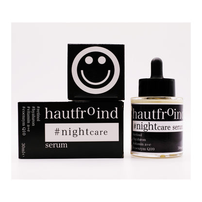 Hautfroind Nightcare Serum – regenerierende Hautpflege und Gesichtspflege mit Retinol, Coenzym Q10 & Hyaluronsäure. Fördert die Zellregeneration, stärkt die Kollagenproduktion & spendet Feuchtigkeit. Nährende Nachtpflege für glatte, erholte & strahlende Haut am Morgen. Das Hautfroind Nightcare Serum ist frontal fotografiert, mittig im Bild zentriert. Die Verpackung steht links vom Serum. Es ist ein Smiley zu sehen.