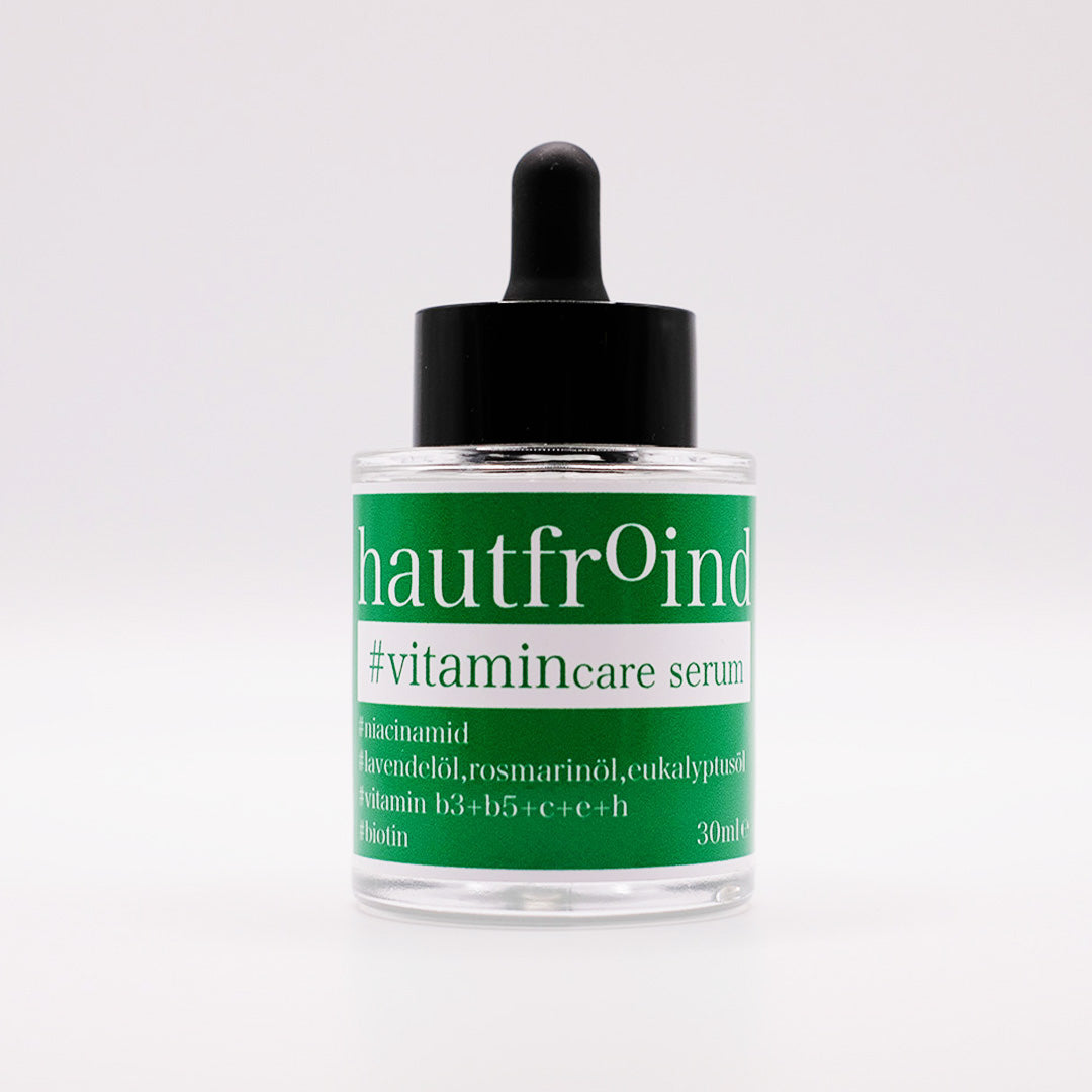 Hautfroind Vitamincare Serum – vitaminreiche Hautpflege und Gesichtspflege mit Niacinamid, Vitamin C & E. Hellt dunkle Flecken auf, fördert die Kollagenproduktion & schützt vor freien Radikalen. Feuchtigkeitsspendende Formel mit Aloe Vera & Hyaluronsäure für strahlende, gesunde Haut. Die Flasche Hautfroind Vitmaincare Serum ist Frontal, vor einem weissen Hintergrund, zu sehen. 