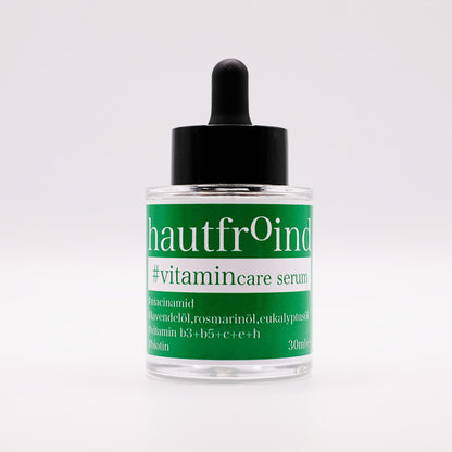 Hautfroind Vitamincare Serum – vitaminreiche Hautpflege und Gesichtspflege mit Niacinamid, Vitamin C & E. Hellt dunkle Flecken auf, fördert die Kollagenproduktion & schützt vor freien Radikalen. Feuchtigkeitsspendende Formel mit Aloe Vera & Hyaluronsäure für strahlende, gesunde Haut. Die Flasche Hautfroind Vitmaincare Serum ist Frontal, vor einem weissen Hintergrund, zu sehen. 