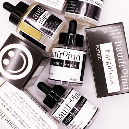 Hautfroind Daycare & Nightcare Seren – feuchtigkeitsspendende Hautpflege und Gesichtspflege für Tag & Nacht. Mit Hyaluronsäure, Retinol & Coenzym Q10 für Hydratation, Schutz & Regeneration. Fördert die Kollagenproduktion & sorgt für strahlende, glatte & gesunde Haut rund um die Uhr. Hautfroind Daycare Serum und HAutfroind NIghtcare Serum als Flaschen und Verpackungen künstlerisch und wild angeordnet. 