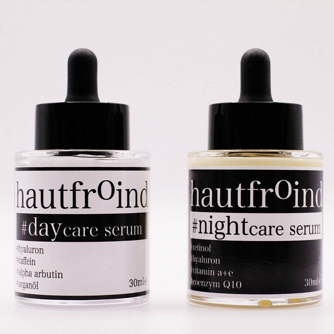 Hautfroind Daycare & Nightcare Seren – feuchtigkeitsspendende Hautpflege und Gesichtspflege für Tag & Nacht. Mit Hyaluronsäure, Retinol & Coenzym Q10 für Hydratation, Schutz & Regeneration. Fördert die Kollagenproduktion & sorgt für strahlende, glatte & gesunde Haut rund um die Uhr. Die Flaschen Hautfroind Daycare Serum steht neben der Flasche Hautfroind NIghtcare Serum. Frontal fotografiert vor hellem Hintergrund. 