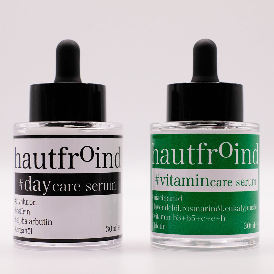 Hautfroind Daycare & Vitamincare Seren – feuchtigkeitsspendende Hautpflege und Gesichtspflege mit Hyaluronsäure, Vitamin C & Niacinamid. Spendet Feuchtigkeit, fördert die Kollagenproduktion & schützt vor freien Radikalen. Für eine strahlende, gesunde & perfekt gepflegte Haut. Frontal abfotografiert sind die Flaschen Hautfroind Daycare Serum und Hautfroind Vitamincare Serum zu sehen. Vor einem hellen Hintergrund.
