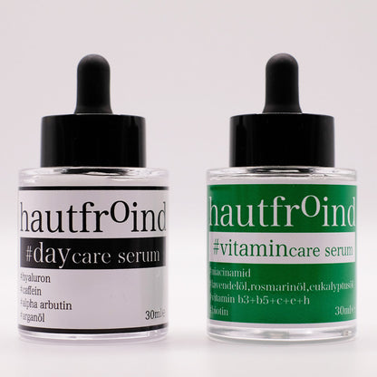 Hautfroind Daycare & Vitamincare Seren – feuchtigkeitsspendende Hautpflege und Gesichtspflege mit Hyaluronsäure, Vitamin C & Niacinamid. Spendet Feuchtigkeit, fördert die Kollagenproduktion & schützt vor freien Radikalen. Für eine strahlende, gesunde & perfekt gepflegte Haut. Frontal abfotografiert sind die Flaschen Hautfroind Daycare Serum und Hautfroind Vitamincare Serum zu sehen. Vor einem hellen Hintergrund.