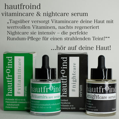 Hautfroind Vitamincare & Nightcare Seren – intensive Hautpflege und Gesichtspflege mit Vitamin C, Retinol & Hyaluronsäure. Versorgt die Haut Tag & Nacht mit Feuchtigkeit, stärkt die Kollagenproduktion & fördert die Regeneration. Für einen strahlenden, ebenmäßigen & jugendlichen Teint. Hautfroind Vitamincare Serum und Hautfroind Nightcare Serum stehen frontal neben den Verpackungen. Oberhalb ist ein text zu lesen mit dem Inhalt einer Kaufempfelung. Tagsüber Vitamine und nachtsüber Regeneration mit nightcare.