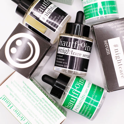 Hautfroind Vitamincare & Nightcare Seren – intensive Hautpflege und Gesichtspflege mit Vitamin C, Retinol & Hyaluronsäure. Versorgt die Haut Tag & Nacht mit Feuchtigkeit, stärkt die Kollagenproduktion & fördert die Regeneration. Für einen strahlenden, ebenmäßigen & jugendlichen Teint. Die Flaschen Hautfroind Nightcare Serum und hautfroind Vitmaincare Serum sind wild und künstlerisch mit den Verpackungen vor einem hellen Hintergrund angeordnet. 