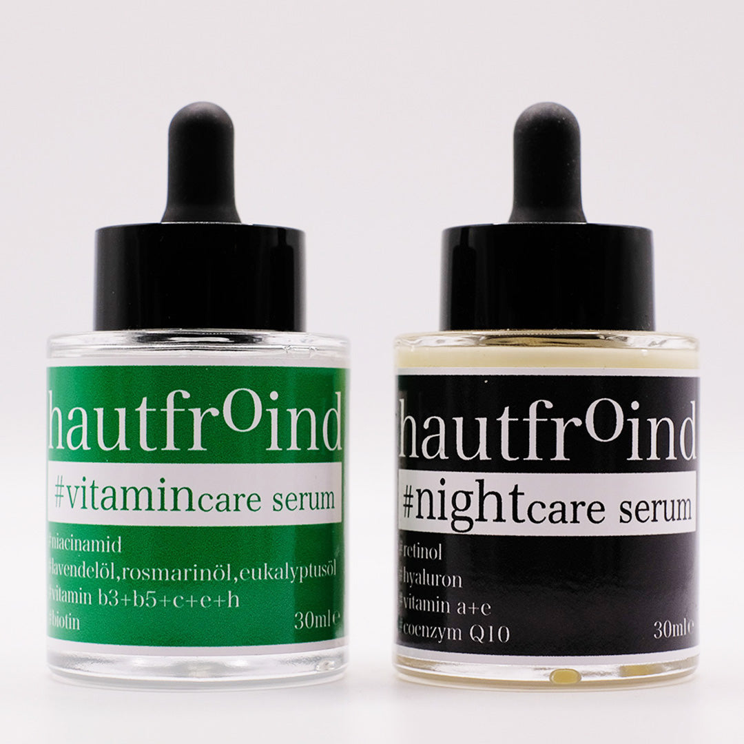 Hautfroind Vitamincare & Nightcare Seren – intensive Hautpflege und Gesichtspflege mit Vitamin C, Retinol & Hyaluronsäure. Versorgt die Haut Tag & Nacht mit Feuchtigkeit, stärkt die Kollagenproduktion & fördert die Regeneration. Für einen strahlenden, ebenmäßigen & jugendlichen Teint. Die Flaschen mit Hautfroind NIghtcare Serum und Hautfroind Vitamincare Serum sind frontal vor einem hellen Hintergrund abfotografiert. 