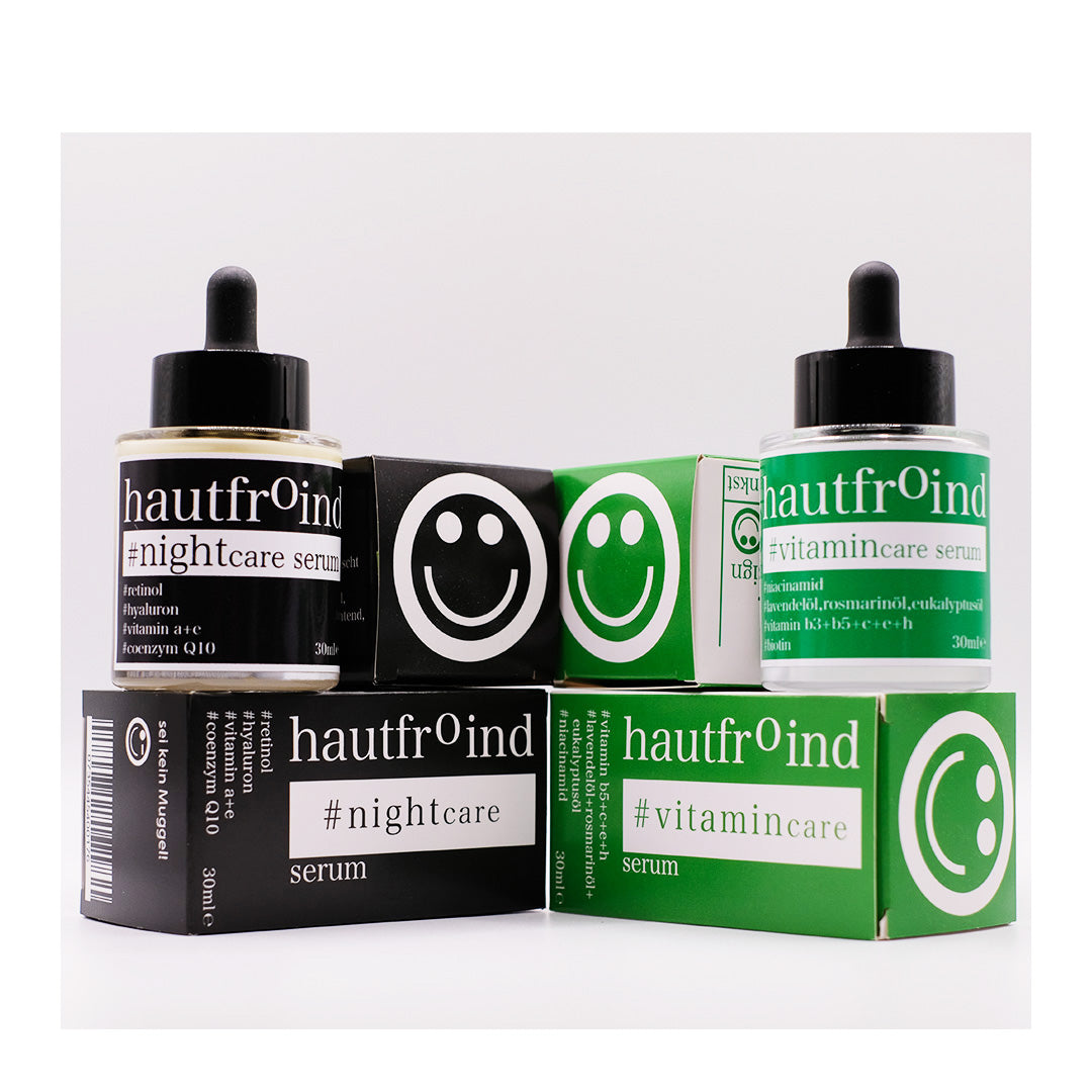 Hautfroind Vitamincare & Nightcare Seren – intensive Hautpflege und Gesichtspflege mit Vitamin C, Retinol & Hyaluronsäure. Versorgt die Haut Tag & Nacht mit Feuchtigkeit, stärkt die Kollagenproduktion & fördert die Regeneration. Für einen strahlenden, ebenmäßigen & jugendlichen Teint. Die Seren Hautfroind Vitamincare Serum und das Serum Nightcare Serum stehen neben den einzelnen Verpackungen. Es sind die Smileys der Verpackungen zu sehen.