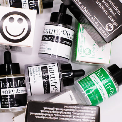 Alt-Text: Hautfroind Daycare, Vitamincare & Nightcare Seren – Rundum-Hautpflege und Gesichtspflege mit Hyaluronsäure, Vitamin C & Retinol. Spendet Feuchtigkeit, schützt vor freien Radikalen & fördert die Regeneration. Für eine strahlende, hydratisierte & glatte Haut – Tag & Nacht. Hautfroind Vitamincare Serum, Hautfroind Daycare Serum und hautfroind NIghtcare Serum und die Verpackungen sind wild und künstlerisch angeordnet, vor einem hellen Hintergrund. 
