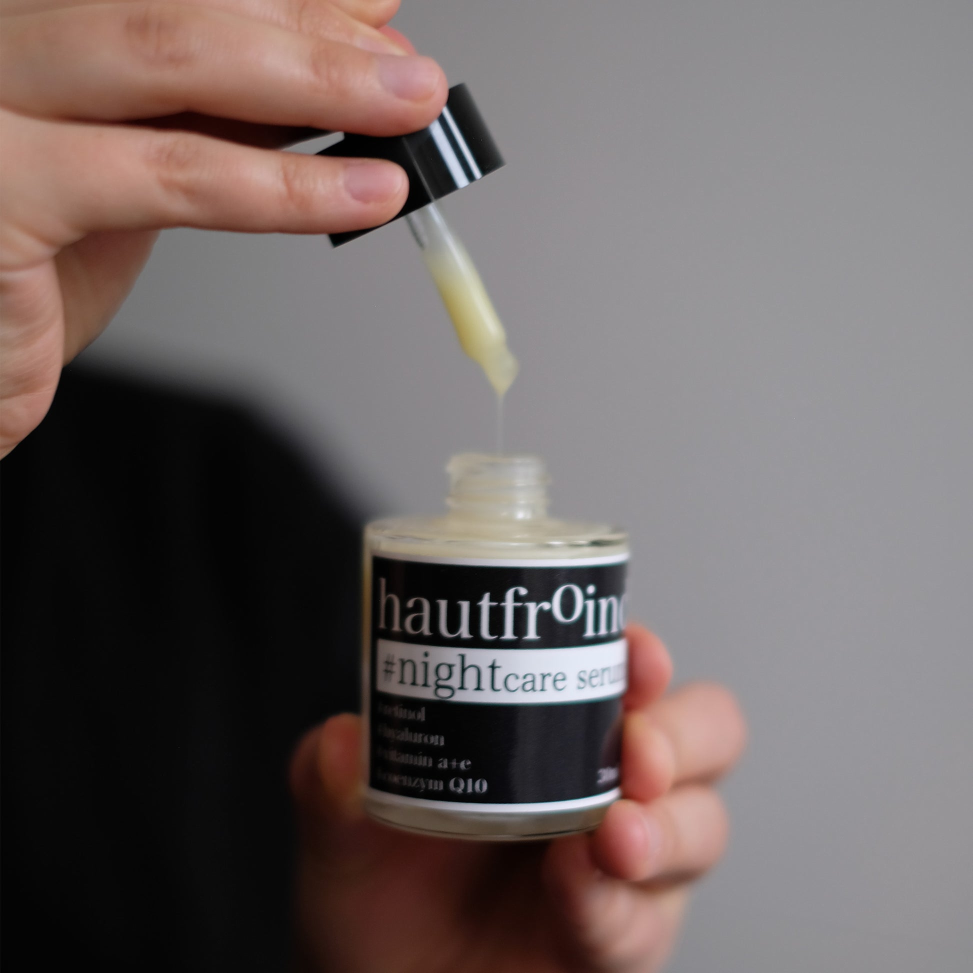 Hautfroind Nightcare Serum – regenerierende Hautpflege und Gesichtspflege mit Retinol, Coenzym Q10 & Hyaluronsäure. Fördert die Zellregeneration, stärkt die Kollagenproduktion & spendet Feuchtigkeit. Nährende Nachtpflege für glatte, erholte & strahlende Haut am Morgen. Auf dem Foto sind Hände zu sehen wie sie Nightcare Serum in die Flasche tröpfeln.