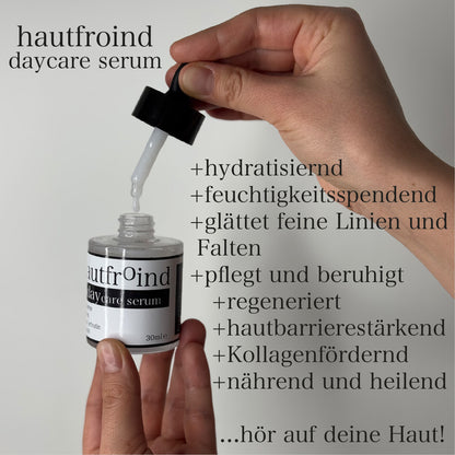 Hautfroind Daycare Serum – feuchtigkeitsspendende Hautpflege für das Gesicht mit Hyaluronsäure, Arganöl & Rosa Damascena Blütenwasser. Stärkt die Hautbarriere, verfeinert den Teint & sorgt für langanhaltende Feuchtigkeit. Leichte, schnell einziehende Gesichtspflege für strahlende Haut. Auf dem Foto sieht man das Produkt und auf der linken Seite sind Vorteile aufgelistet, hydratisierend, feuchtigkeitsspendend, regenerierend, nährend und heilend. 