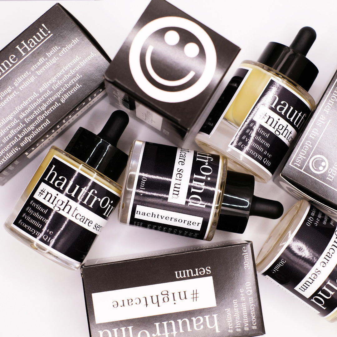 Hautfroind Nightcare Serum – regenerierende Hautpflege und Gesichtspflege mit Retinol, Coenzym Q10 & Hyaluronsäure. Fördert die Zellregeneration, stärkt die Kollagenproduktion & spendet Feuchtigkeit. Nährende Nachtpflege für glatte, erholte & strahlende Haut am Morgen. Das Hautfroind Nightcare Serum ist mit mehreren Flaschen und Verpackungen wild im Bild angeordnet.