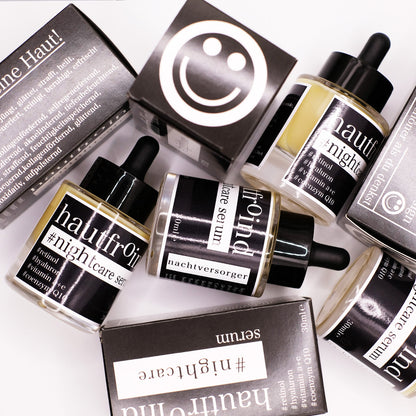 Hautfroind Nightcare Serum – regenerierende Hautpflege und Gesichtspflege mit Retinol, Coenzym Q10 & Hyaluronsäure. Fördert die Zellregeneration, stärkt die Kollagenproduktion & spendet Feuchtigkeit. Nährende Nachtpflege für glatte, erholte & strahlende Haut am Morgen. Das Hautfroind Nightcare Serum ist mit mehreren Flaschen und Verpackungen wild im Bild angeordnet.