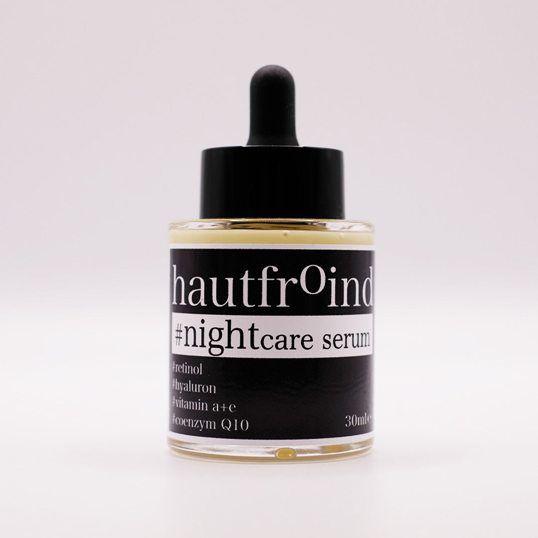 Hautfroind Nightcare Serum – regenerierende Hautpflege und Gesichtspflege mit Retinol, Coenzym Q10 & Hyaluronsäure. Fördert die Zellregeneration, stärkt die Kollagenproduktion & spendet Feuchtigkeit. Nährende Nachtpflege für glatte, erholte & strahlende Haut am Morgen. Das Hautfroind Nightcare Serum ist frontal fotografiert, mittig im Bild zentriert. 