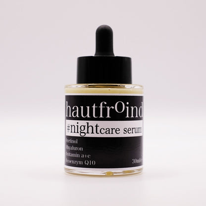 Hautfroind Nightcare Serum – regenerierende Hautpflege und Gesichtspflege mit Retinol, Coenzym Q10 & Hyaluronsäure. Fördert die Zellregeneration, stärkt die Kollagenproduktion & spendet Feuchtigkeit. Nährende Nachtpflege für glatte, erholte & strahlende Haut am Morgen. Das Hautfroind Nightcare Serum ist frontal fotografiert, mittig im Bild zentriert. 