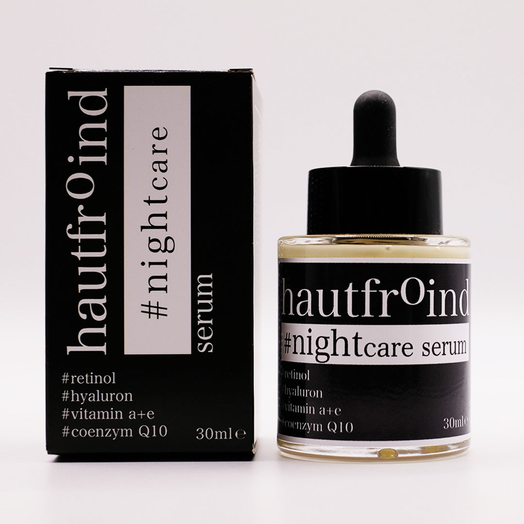 Hautfroind Nightcare Serum – regenerierende Hautpflege und Gesichtspflege mit Retinol, Coenzym Q10 & Hyaluronsäure. Fördert die Zellregeneration, stärkt die Kollagenproduktion & spendet Feuchtigkeit. Nährende Nachtpflege für glatte, erholte & strahlende Haut am Morgen. Das Hautfroind Nightcare Serum ist frontal fotografiert, mittig im Bild zentriert. Die Verpackung steht links vom Serum.