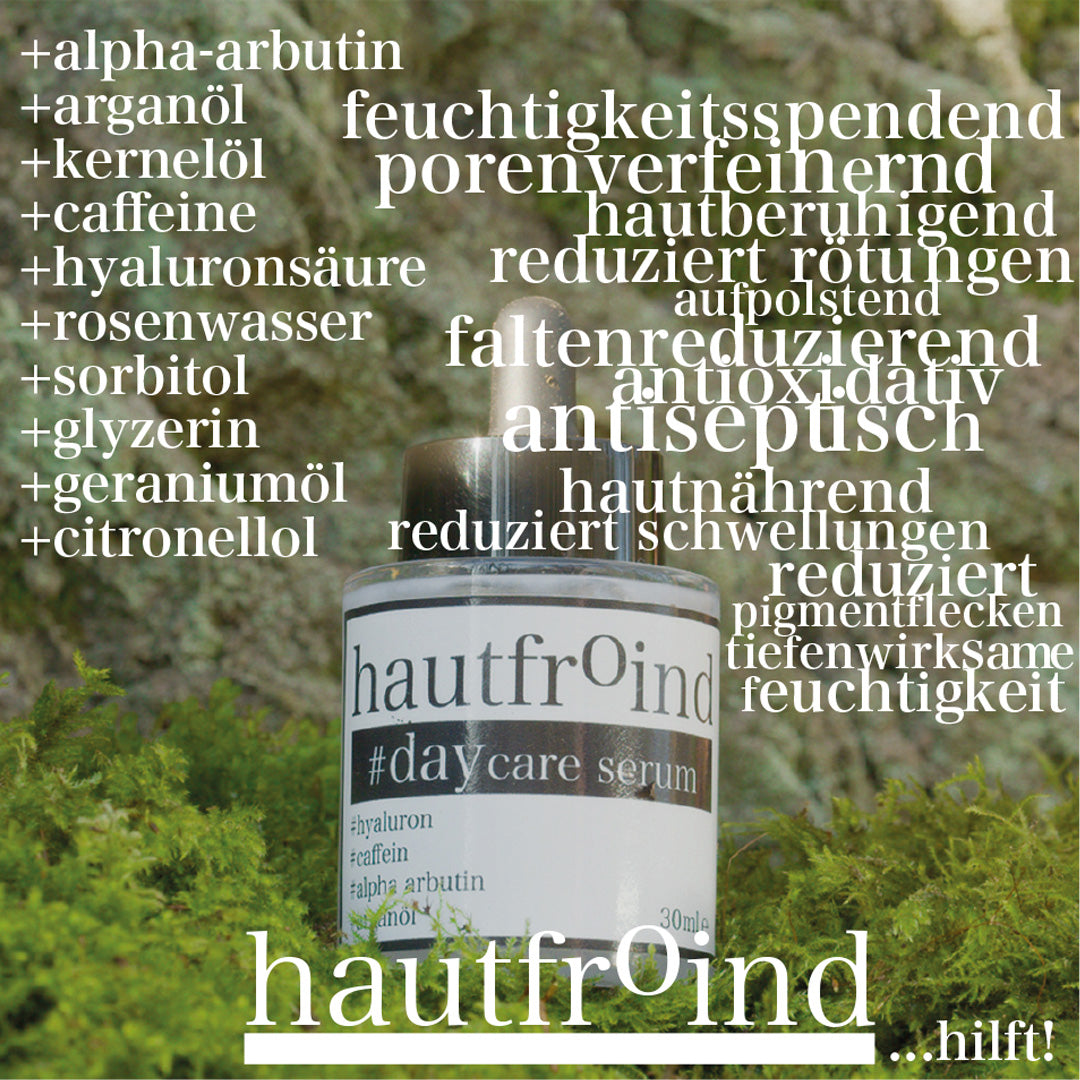 Hautfroind Daycare Serum – feuchtigkeitsspendende Hautpflege für das Gesicht mit Hyaluronsäure, Arganöl & Rosa Damascena Blütenwasser. Stärkt die Hautbarriere, verfeinert den Teint & sorgt für langanhaltende Feuchtigkeit. Leichte, schnell einziehende Gesichtspflege für strahlende Haut. Es ist eine Flasche mit dem Serum Daycare zu sehen. Vor einer Felswand und auf Moos stehend. Das Foto beinhaltet auf der Inken Seite einen teil unserer Inhaltsstoffe: Alpha-Arbutin, Arganöl, Kernelöl, Caffeine, Hyaluronsäure.
