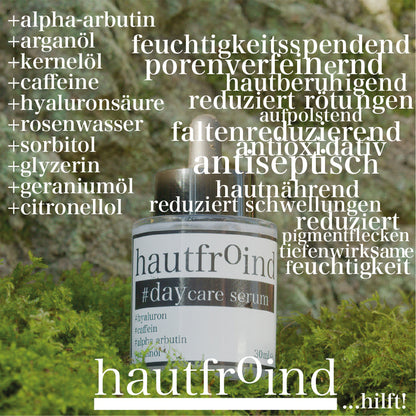 Hautfroind Daycare Serum – feuchtigkeitsspendende Hautpflege für das Gesicht mit Hyaluronsäure, Arganöl & Rosa Damascena Blütenwasser. Stärkt die Hautbarriere, verfeinert den Teint & sorgt für langanhaltende Feuchtigkeit. Leichte, schnell einziehende Gesichtspflege für strahlende Haut. Es ist eine Flasche mit dem Serum Daycare zu sehen. Vor einer Felswand und auf Moos stehend. Das Foto beinhaltet auf der Inken Seite einen teil unserer Inhaltsstoffe: Alpha-Arbutin, Arganöl, Kernelöl, Caffeine, Hyaluronsäure.