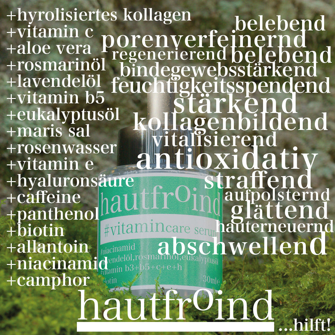 Hautfroind Vitamincare Serum – vitaminreiche Hautpflege und Gesichtspflege mit Niacinamid, Vitamin C & E. Hellt dunkle Flecken auf, fördert die Kollagenproduktion & schützt vor freien Radikalen. Feuchtigkeitsspendende Formel mit Aloe Vera & Hyaluronsäure für strahlende, gesunde Haut. Das Hautfroind Vitamincare Serum ist vor einer Felswand und auf frischem Moss zu sehen. Auf dem Foto ist Text zu sehen, links stehen unsere Inhaltsstoffe und rechts die Wirkung. Inhaltsstoffe wie Vitamin C, Aloe Vera, Hyaluron.