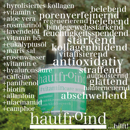 Hautfroind Vitamincare Serum – vitaminreiche Hautpflege und Gesichtspflege mit Niacinamid, Vitamin C & E. Hellt dunkle Flecken auf, fördert die Kollagenproduktion & schützt vor freien Radikalen. Feuchtigkeitsspendende Formel mit Aloe Vera & Hyaluronsäure für strahlende, gesunde Haut. Das Hautfroind Vitamincare Serum ist vor einer Felswand und auf frischem Moss zu sehen. Auf dem Foto ist Text zu sehen, links stehen unsere Inhaltsstoffe und rechts die Wirkung. Inhaltsstoffe wie Vitamin C, Aloe Vera, Hyaluron.